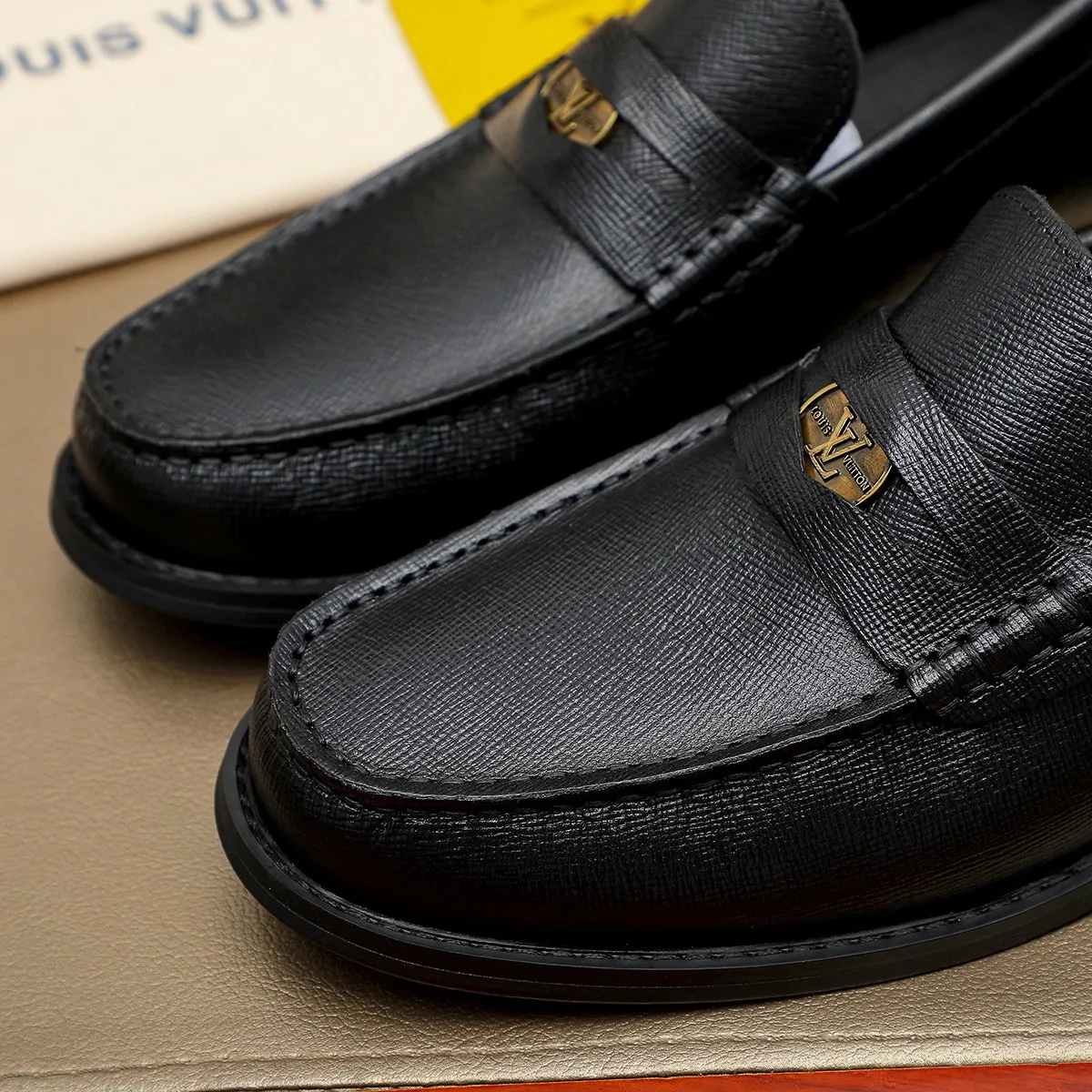 Men's shoes 460 💰 Louis Vuitton LV ® 🆕 model 🔛 full shoe counter, first layer cowhide, 🐂leather lining casual shoes for men, super soft outsole, a must-have for driving. Synchronized with the counter, original first layer cowhide, completely 1:1 mold customization 🌹 top version, color optional! Number: 38-44 (45.46 customized)